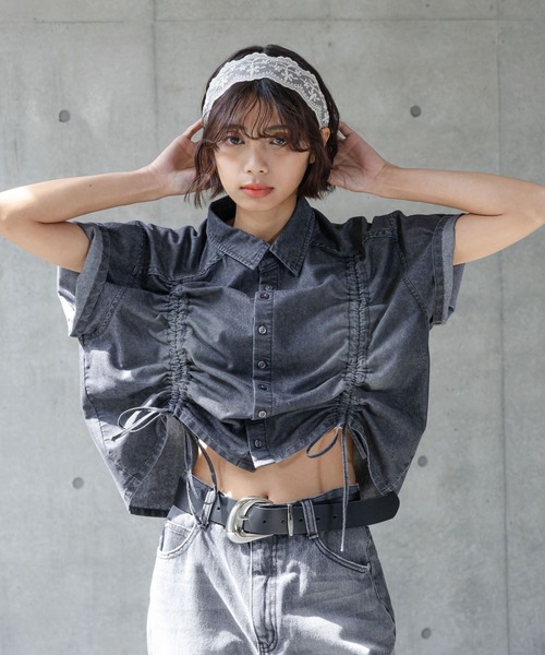 PAGEBOY(ページボーイ)の「ドロストデニムショートシャツ(シャツ/ブラウス・レディース・ブルー/ブラック・FREE)」の2枚目の写真