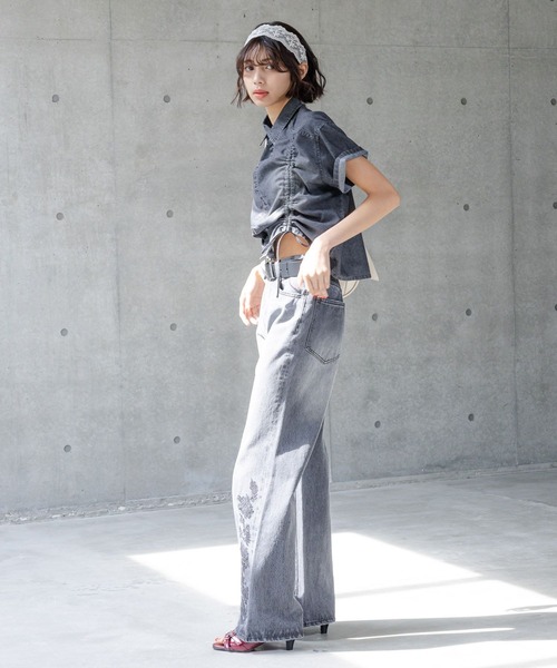 PAGEBOY(ページボーイ)の「ドロストデニムショートシャツ(シャツ/ブラウス・レディース・ブルー/ブラック・FREE)」の6枚目の写真