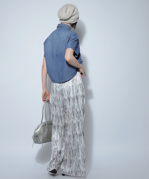 PAGEBOY(ページボーイ)の「ドロストデニムショートシャツ(シャツ/ブラウス・レディース・ブルー/ブラック・FREE)」の13枚目の写真