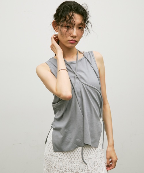 Lutim by u(ルチバイユー)の「Multi-way wrap design t shirt / マルチウェイラップデザインTシャツ(Tシャツ/カットソー・レディース・ナチュラル/チャコールグレー/ブルー・FREE)」の5枚目の写真