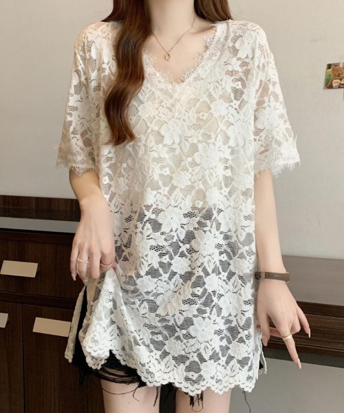 SallyLunn（サリーラン）の「Vネックレーストップス（シャツ/ブラウス・レディース・ブラック/ホワイト・LARGE/MEDIUM）」の2枚目の写真