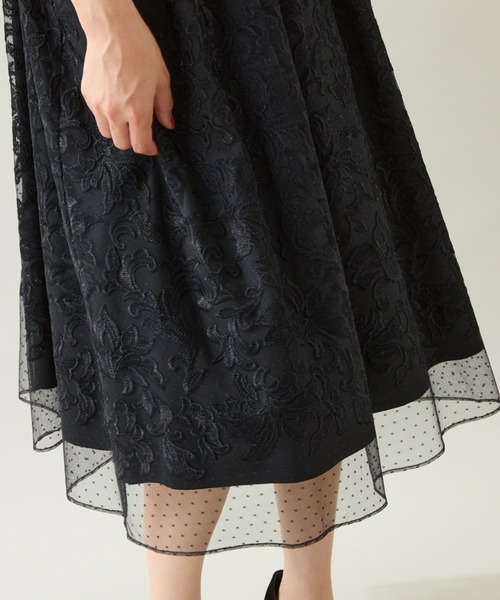 Rose Tiara(ローズティアラ)の「【美シルエット】ドットチュール刺繍ワンピース(ワンピース・レディース・キャメル/ブラック・38/40/42/46)」の8枚目の写真