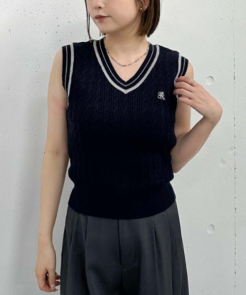 archives（アルシーヴ）の「ロゴ刺繍ラインケーブルニットベスト（ベスト・レディース・グレー/アイボリー/ネイビー・MEDIUM）」の3枚目の写真