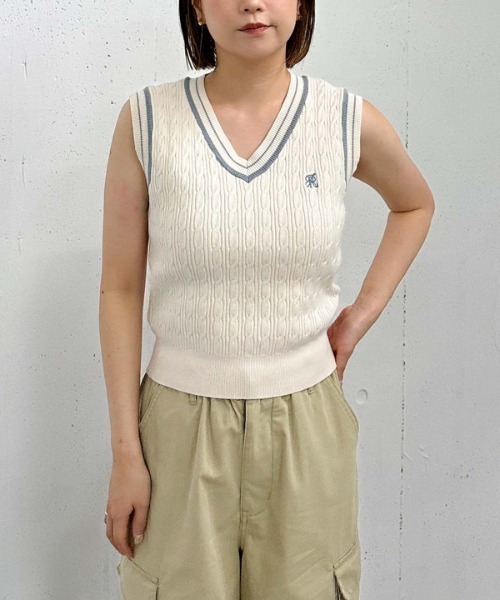 archives（アルシーヴ）の「ロゴ刺繍ラインケーブルニットベスト（ベスト・レディース・グレー/アイボリー/ネイビー・MEDIUM）」の14枚目の写真