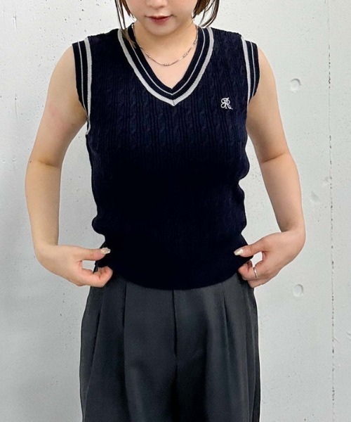 archives（アルシーヴ）の「ロゴ刺繍ラインケーブルニットベスト（ベスト・レディース・グレー/アイボリー/ネイビー・MEDIUM）」の21枚目の写真