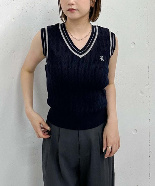 archives（アルシーヴ）の「ロゴ刺繍ラインケーブルニットベスト（ベスト・レディース・グレー/アイボリー/ネイビー・MEDIUM）」の22枚目の写真