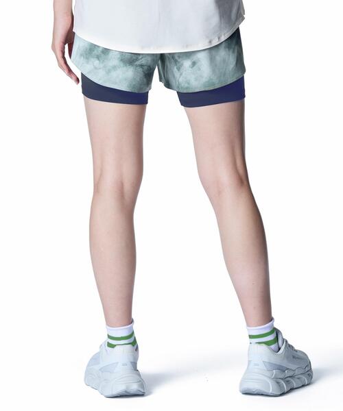 UNDER ARMOUR(アンダーアーマー)の「UAモーション 2イン1 ショーツ(トレーニング/レディース)(その他パンツ・レディース・チャコールグレー・S/L/M/XL)」の2枚目の写真