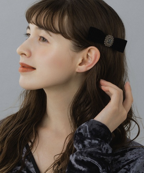 LA MUe（ラミュー）の「【LA MUE】ビジュー付き ベロアリボンクリップ（バレッタ/ヘアクリップ・レディース・ブラック/ブラック系その他2/ブラック系その他・FREE）」の4枚目の写真