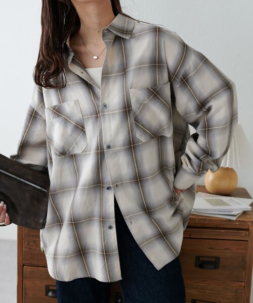 DISCOAT（ディスコート）の「【ユニセックス】オンブレチェックオーバーシャツ（シャツ/ブラウス・レディース・ブラウン/イエロー/アイボリー・FREE）」の2枚目の写真