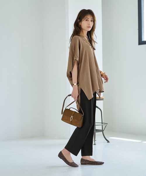 STYLE DELI(スタイルデリ)の「【LUXE】楊柳ゆったりVネックブラウスB(Tシャツ/カットソー・レディース・ホワイト/ブラック/ブラウン系・FREE)」の5枚目の写真