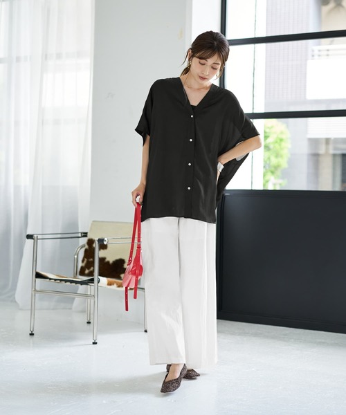 STYLE DELI(スタイルデリ)の「【LUXE】楊柳ゆったりVネックブラウスB(Tシャツ/カットソー・レディース・ホワイト/ブラック/ブラウン系・FREE)」の17枚目の写真