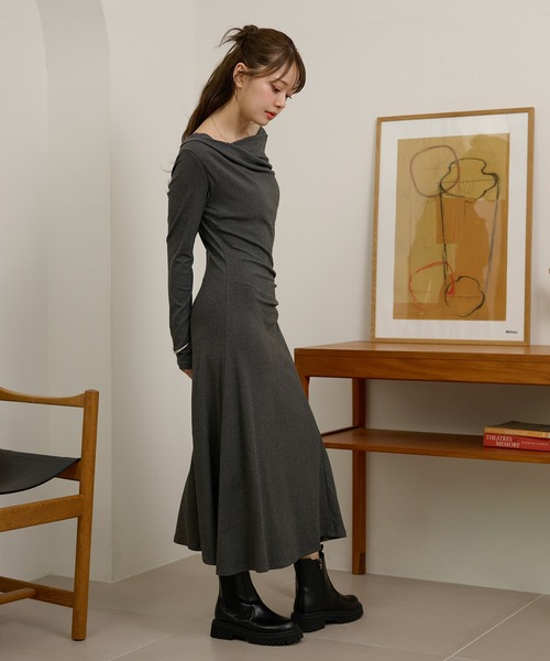 LAULEN(ローレン)の「drape nuance long dress /ドレープニュアンス長袖ロングワンピース(ワンピース・レディース・チャコールグレー/ブラック・FREE)」の4枚目の写真