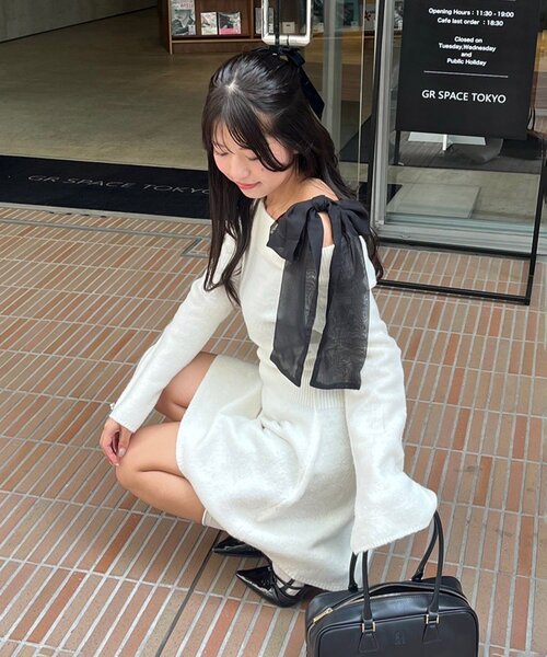 continuer de NICE CLAUP（コンティニューデナイスクラップ）の「【Ribbon Collection】マルチWAYオフショルニットワンピース（ワンピース・レディース・チャコールグレー/グレー/アイボリー・FREE）」の13枚目の写真