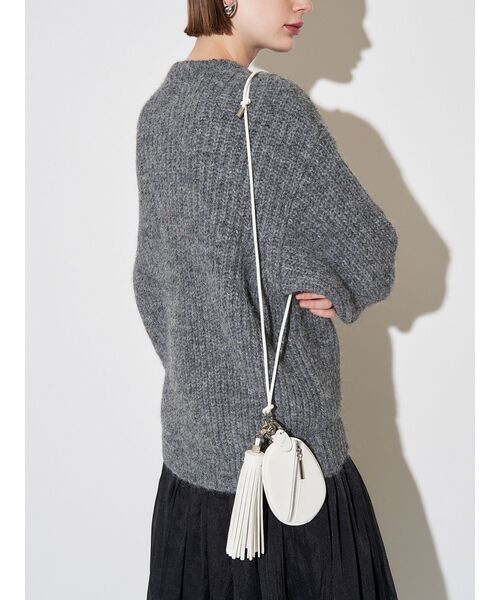 ELENDEEK（エレンディーク）の「チャームスマホショルダー（スマホケース/カバー・レディース・ブラック/オフホワイト/ブロンズ・FREE）」の2枚目の写真