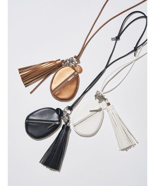 ELENDEEK（エレンディーク）の「チャームスマホショルダー（スマホケース/カバー・レディース・ブラック/オフホワイト/ブロンズ・FREE）」の4枚目の写真