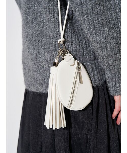 ELENDEEK（エレンディーク）の「チャームスマホショルダー（スマホケース/カバー・レディース・ブラック/オフホワイト/ブロンズ・FREE）」の5枚目の写真