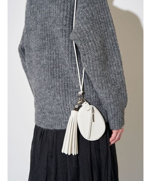 ELENDEEK（エレンディーク）の「チャームスマホショルダー（スマホケース/カバー・レディース・ブラック/オフホワイト/ブロンズ・FREE）」の6枚目の写真