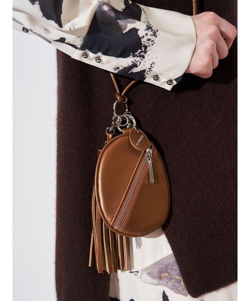 ELENDEEK（エレンディーク）の「チャームスマホショルダー（スマホケース/カバー・レディース・ブラック/オフホワイト/ブロンズ・FREE）」の8枚目の写真