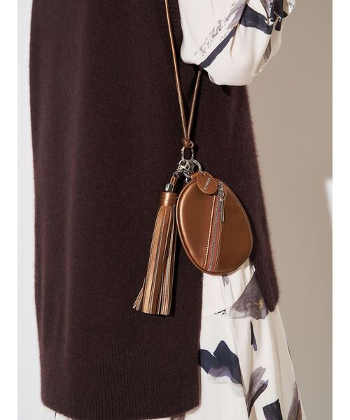 ELENDEEK（エレンディーク）の「チャームスマホショルダー（スマホケース/カバー・レディース・ブラック/オフホワイト/ブロンズ・FREE）」の9枚目の写真