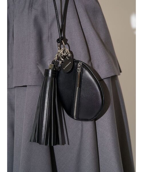 ELENDEEK（エレンディーク）の「チャームスマホショルダー（スマホケース/カバー・レディース・ブラック/オフホワイト/ブロンズ・FREE）」の11枚目の写真