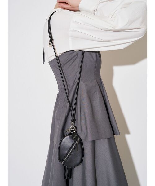 ELENDEEK（エレンディーク）の「チャームスマホショルダー（スマホケース/カバー・レディース・ブラック/オフホワイト/ブロンズ・FREE）」の12枚目の写真