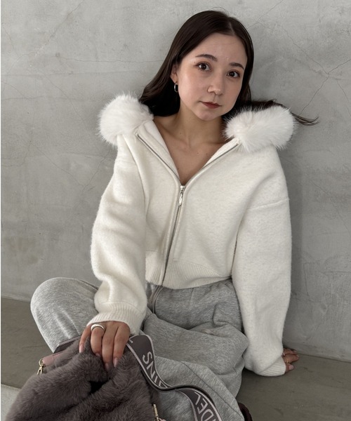 SNIDEL(スナイデル)の「Sustainableファー付きニットパーカー(パーカー・レディース・ホワイト/チャコールグレー/ピンク・F)」の20枚目の写真