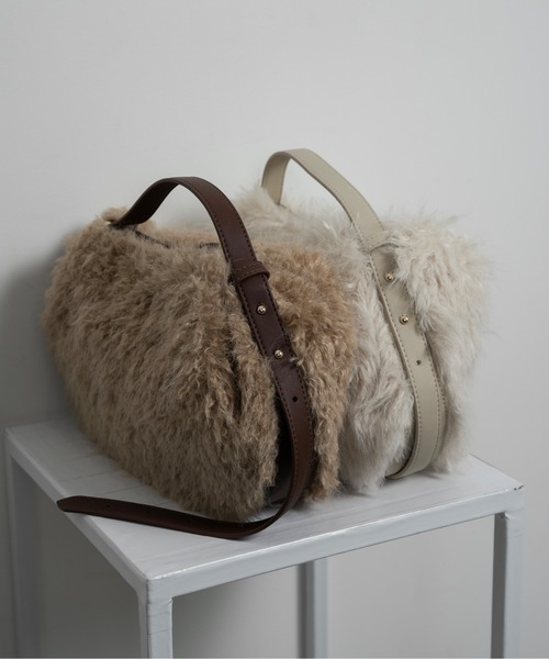 lawgy(ラウジー)の「different material fluffy round bag / ディファレントマテリアルフラッフィーラウンドバッグ(ショルダーバッグ・レディース・アイボリー/ブラウン・FREE)」の11枚目の写真