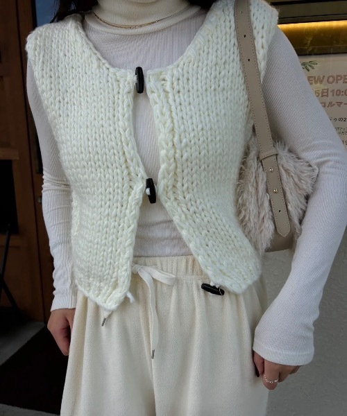 lawgy(ラウジー)の「different material fluffy round bag / ディファレントマテリアルフラッフィーラウンドバッグ(ショルダーバッグ・レディース・アイボリー/ブラウン・FREE)」の13枚目の写真