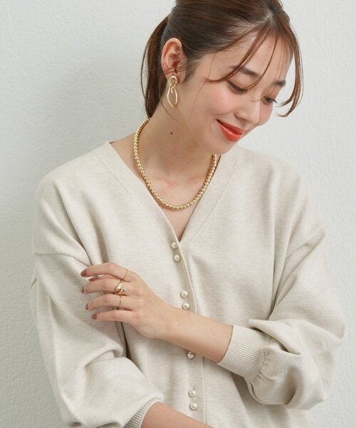 un dix cors（アンディコール）の「《さりげなく大人可愛い》Wパール釦ショートカーディガン（カーディガン/ボレロ・レディース・ブラック/アイボリー/グレー・FREE）」の2枚目の写真