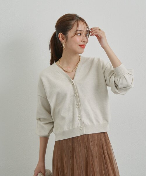 un dix cors（アンディコール）の「《さりげなく大人可愛い》Wパール釦ショートカーディガン（カーディガン/ボレロ・レディース・ブラック/アイボリー/グレー・FREE）」の16枚目の写真