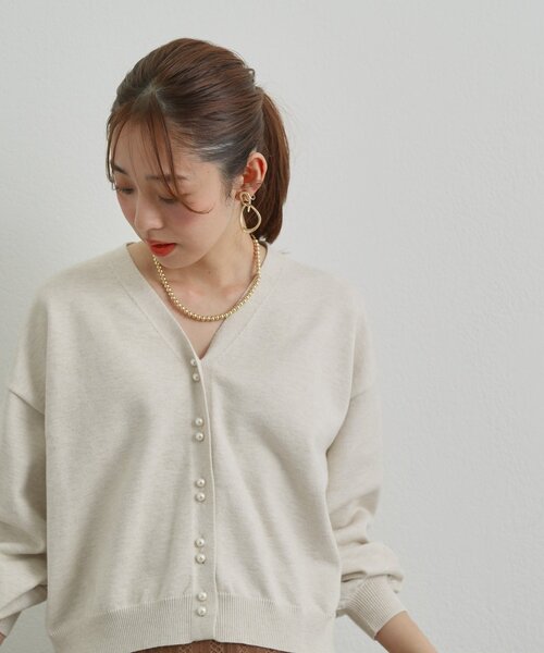 パール釦ショートカーディガン un dix cors（アンディコール）の「《さりげなく大人可愛い》Wパール釦