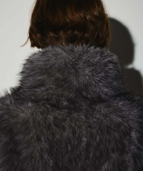 RIM.ARK（リムアーク）の「【RIM.ARK/リムアーク】High collar faux fur jacket/ハイカラーフェイクファージャケット（その他アウター・レディース・グレー/ブラウン・FREE）」の17枚目の写真