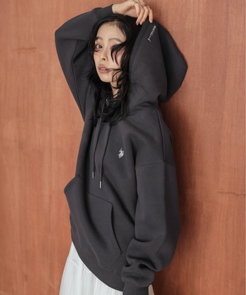 U.S. POLO ASSN.(ユーエスポロアッスン)の「U.S. POLO ASSN. ワンポイント刺繍ロゴ裏起毛フーディ(スウェット・レディース・ライトグレー/ブラック/ネイビー/チャコール・フリー)」の3枚目の写真