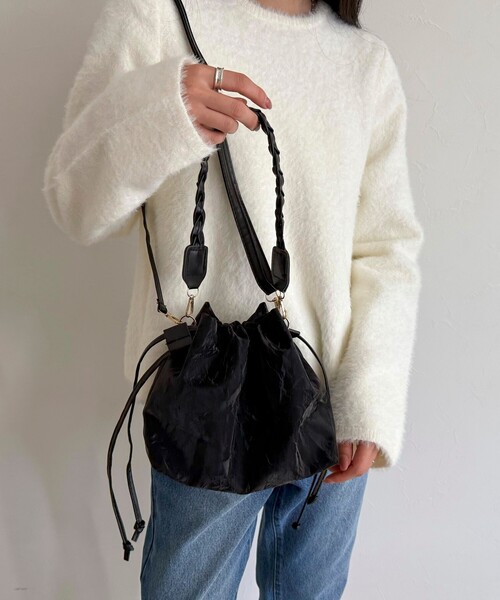 fredy emue（フレディエミュ）の「三つ編みハンドル巾着バッグ（ショルダーバッグ・レディース・アイボリー/ブラック・FREE）」の2枚目の写真