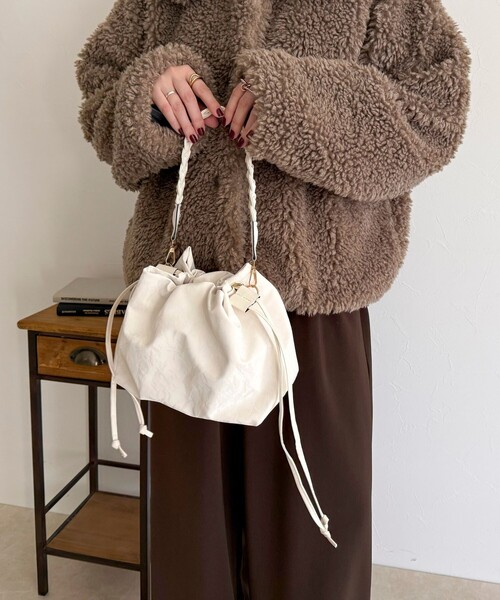 fredy emue（フレディエミュ）の「三つ編みハンドル巾着バッグ（ショルダーバッグ・レディース・アイボリー/ブラック・FREE）」の3枚目の写真