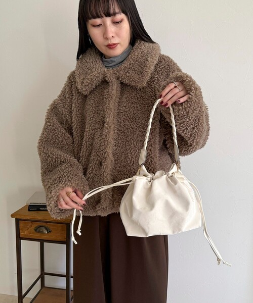 fredy emue（フレディエミュ）の「三つ編みハンドル巾着バッグ（ショルダーバッグ・レディース・アイボリー/ブラック・FREE）」の4枚目の写真