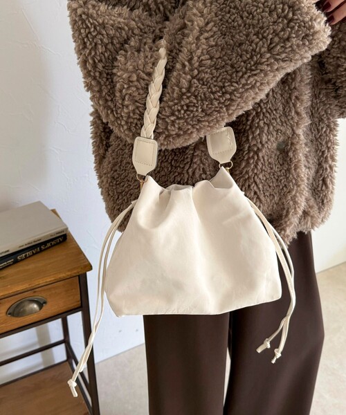 fredy emue（フレディエミュ）の「三つ編みハンドル巾着バッグ（ショルダーバッグ・レディース・アイボリー/ブラック・FREE）」の5枚目の写真