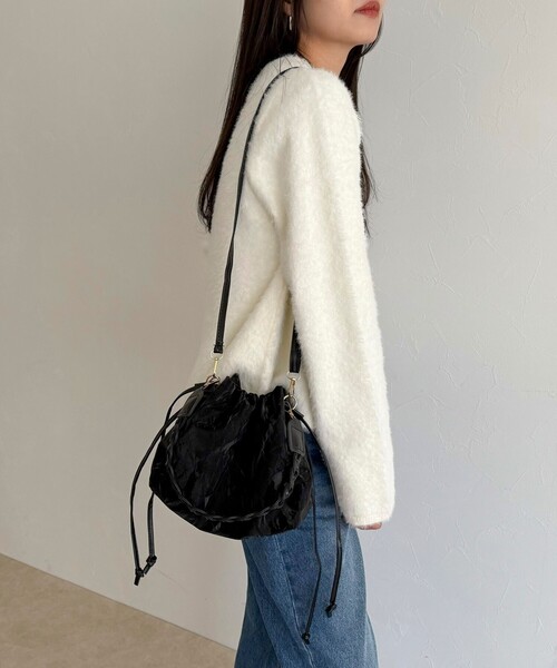 fredy emue（フレディエミュ）の「三つ編みハンドル巾着バッグ（ショルダーバッグ・レディース・アイボリー/ブラック・FREE）」の6枚目の写真