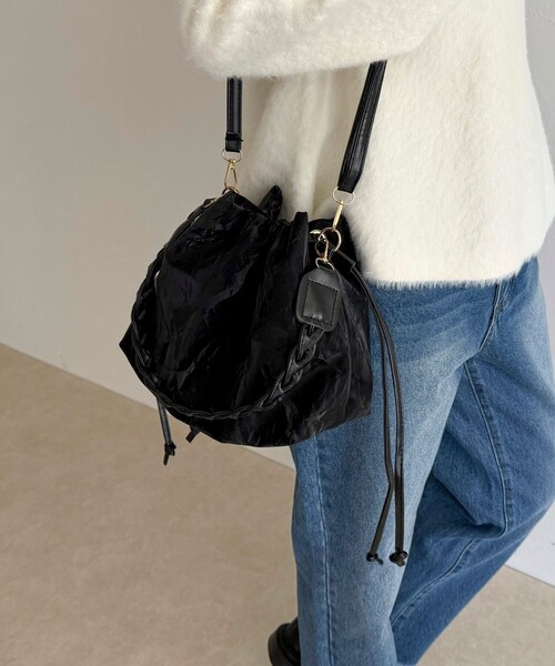 fredy emue（フレディエミュ）の「三つ編みハンドル巾着バッグ（ショルダーバッグ・レディース・アイボリー/ブラック・FREE）」の7枚目の写真