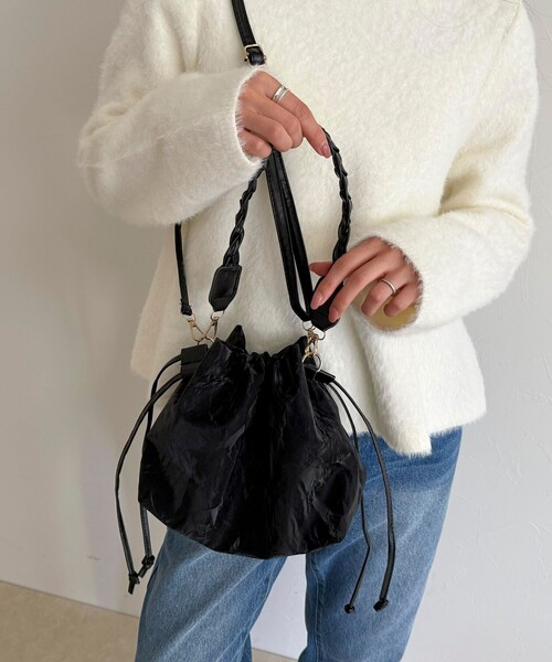 fredy emue（フレディエミュ）の「三つ編みハンドル巾着バッグ（ショルダーバッグ・レディース・アイボリー/ブラック・FREE）」の8枚目の写真