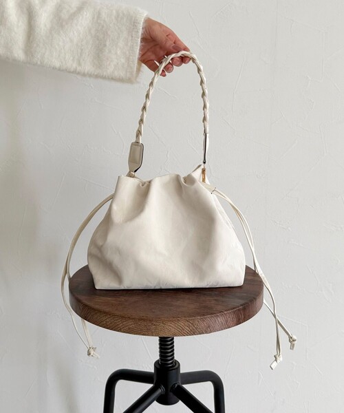 fredy emue（フレディエミュ）の「三つ編みハンドル巾着バッグ（ショルダーバッグ・レディース・アイボリー/ブラック・FREE）」の9枚目の写真