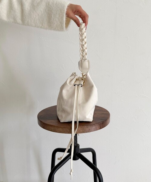 fredy emue（フレディエミュ）の「三つ編みハンドル巾着バッグ（ショルダーバッグ・レディース・アイボリー/ブラック・FREE）」の10枚目の写真