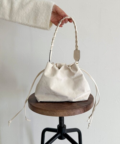 fredy emue（フレディエミュ）の「三つ編みハンドル巾着バッグ（ショルダーバッグ・レディース・アイボリー/ブラック・FREE）」の11枚目の写真