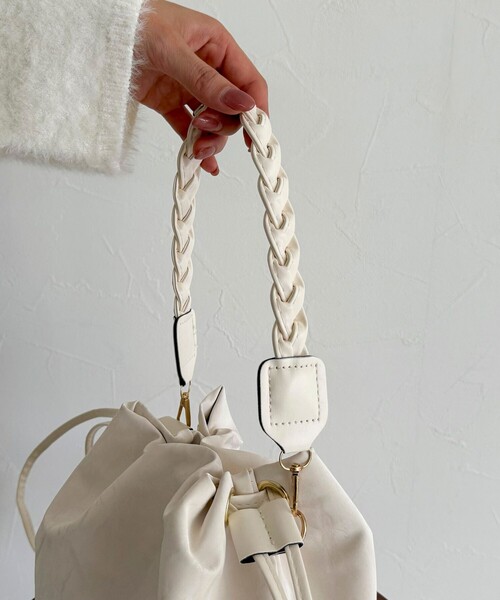 fredy emue（フレディエミュ）の「三つ編みハンドル巾着バッグ（ショルダーバッグ・レディース・アイボリー/ブラック・FREE）」の12枚目の写真