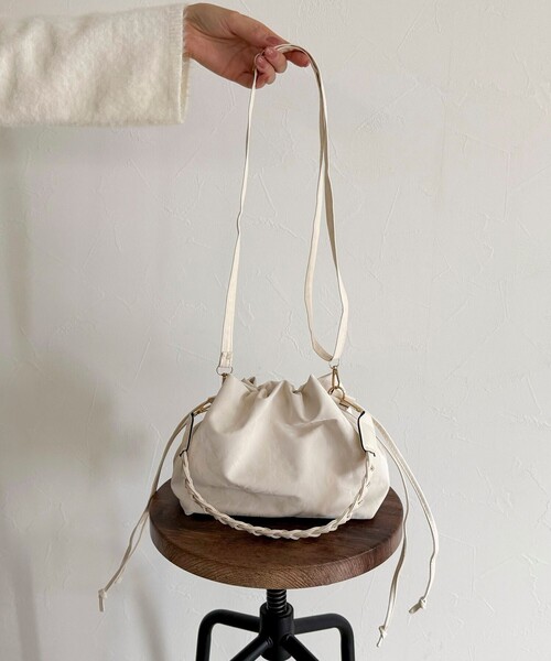 fredy emue（フレディエミュ）の「三つ編みハンドル巾着バッグ（ショルダーバッグ・レディース・アイボリー/ブラック・FREE）」の16枚目の写真