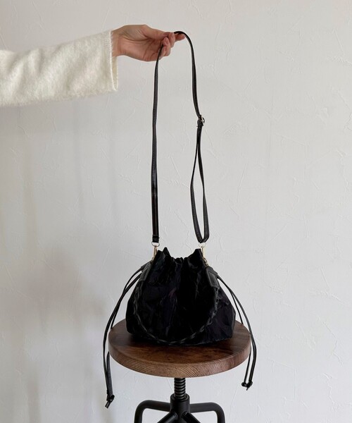fredy emue（フレディエミュ）の「三つ編みハンドル巾着バッグ（ショルダーバッグ・レディース・アイボリー/ブラック・FREE）」の19枚目の写真