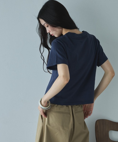 Doux archives(ドゥアルシーヴ)の「コンパクトTee(Tシャツ/カットソー・レディース・ネイビー/グレイッシュベージュ/オフホワイト・FREE)」の5枚目の写真