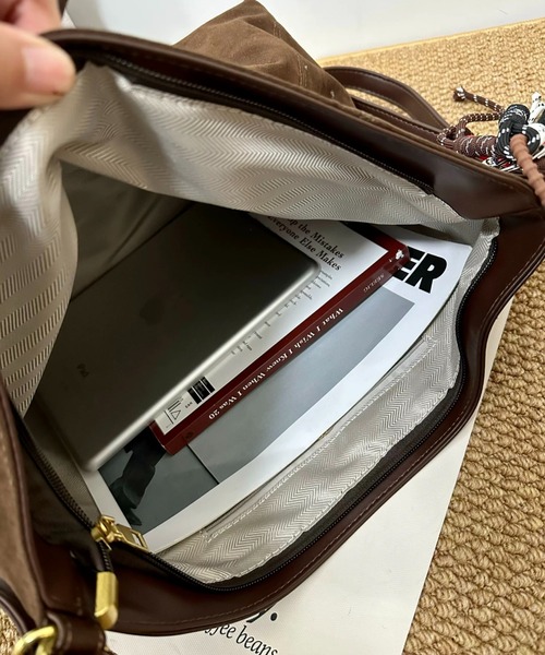 CELENA BEATS(セレナビーツ)の「レトロ スエード 2WAY ショルダー バックパックバッグ(ショルダーバッグ・レディース・ブラック/ライトブラウン/ダークブラウン・FREE)」の12枚目の写真