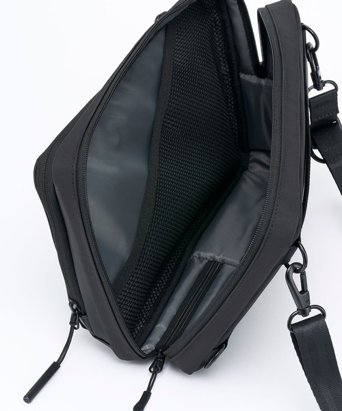 Samsonite（サムソナイト）の「サムソナイト SUB-LIM クロスボディ M（ボディバッグ/ウエストポーチ・メンズ・ネイビー/ブラック・ONE SIZE）」の9枚目の写真