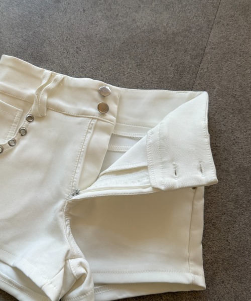 lilful(リルフル)の「スタイルアップ アイレット ダブルボタンデザイン ベーシックデニムショーパン(デニムパンツ・レディース・ホワイト/ブラック・S/M)」の17枚目の写真